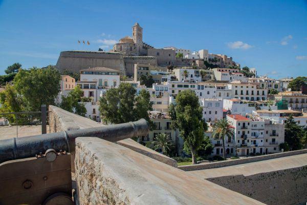 La Ciudad Amurallada de Dalt Vila: Historia y Vistas