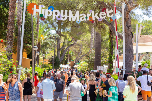 El Hippy Market de Punta Arabí: Cultura y Tradición