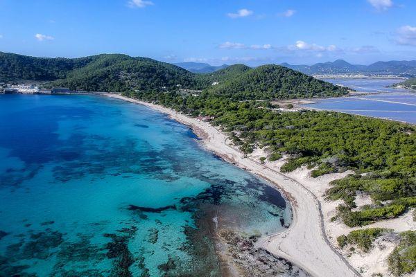Las Playas de Ses Salines: Naturaleza y Exclusividad